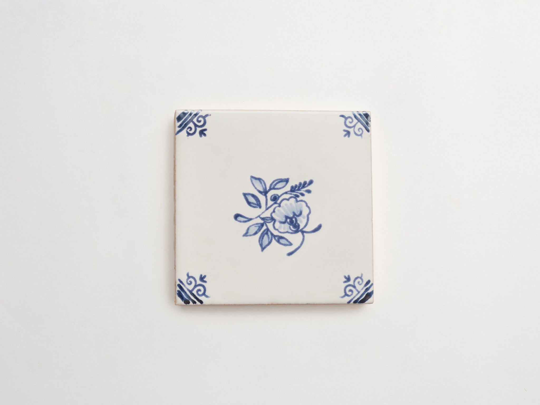 17th century: maiolica de delft | piccola fiorella with traliccia corner deco | pattern three ~ 4"x4"x0.375"