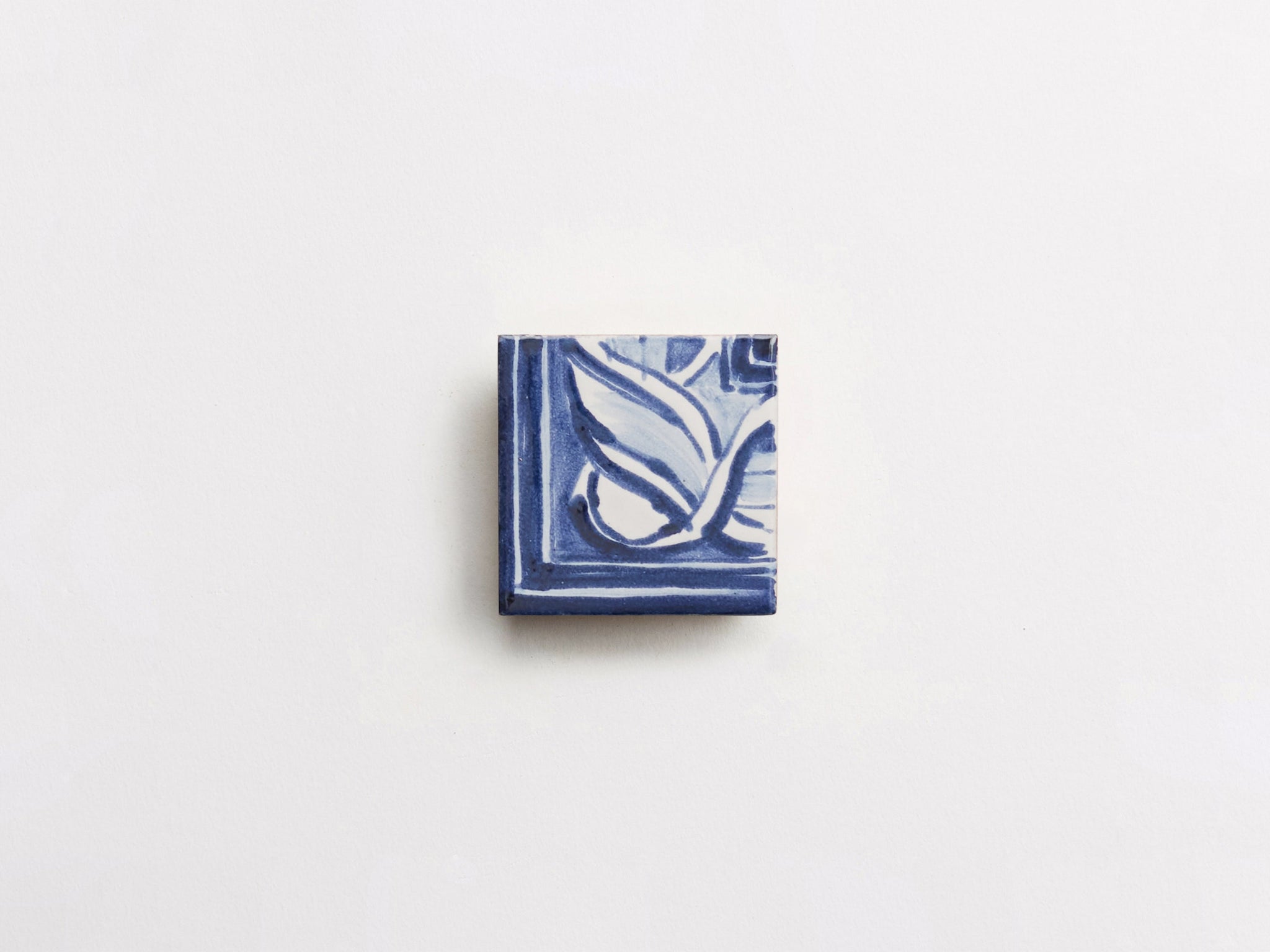 17th century: maiolica de delft | piccola border angle | filetta ~ 2"x2"x0.375"