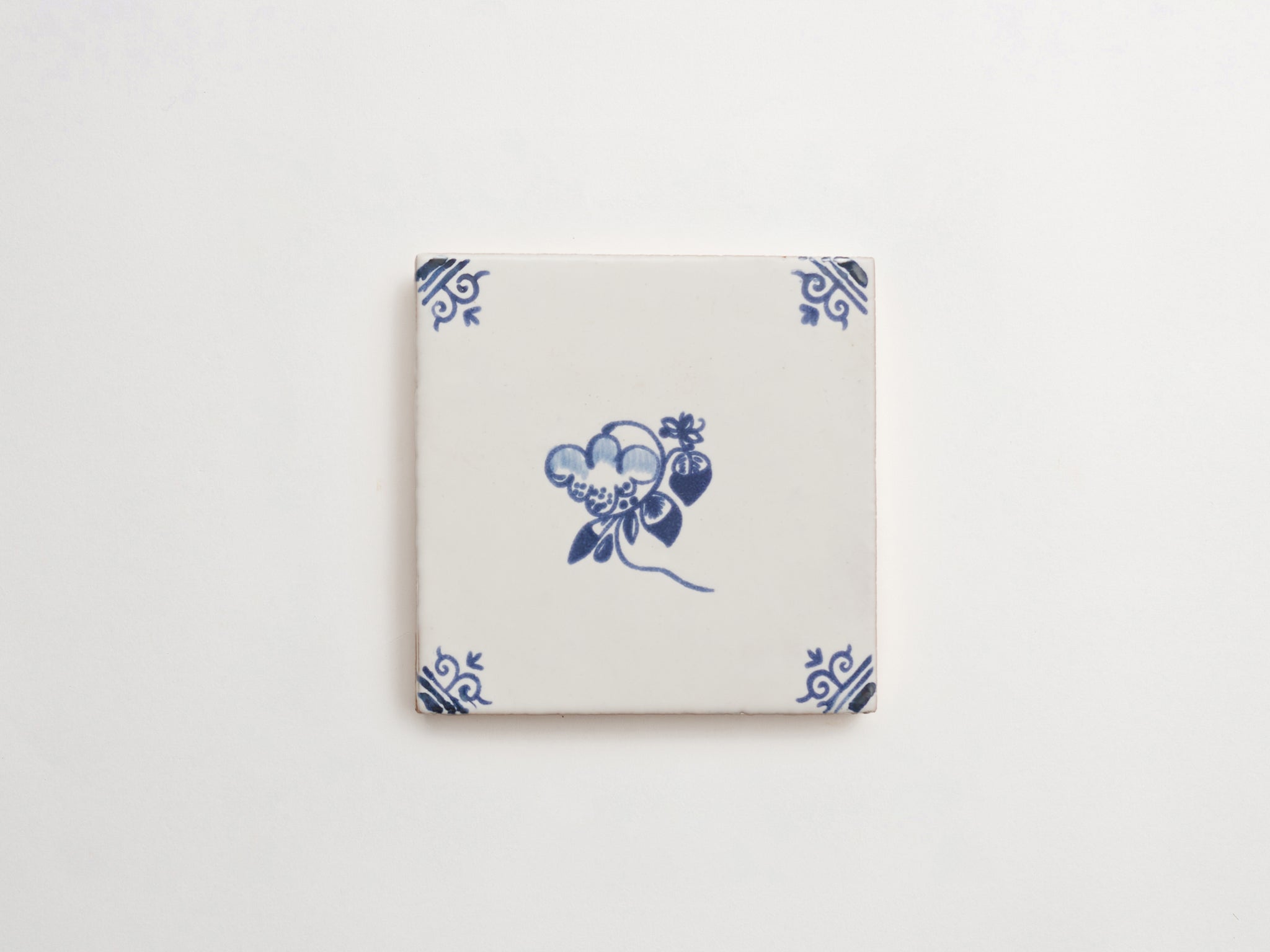 17th century: maiolica de delft | piccola fiorella with traliccia corner deco | pattern five ~ 4"x4"x0.375"