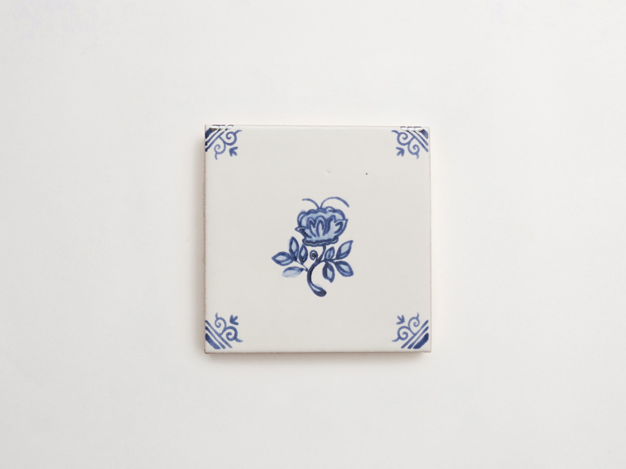 17th century: maiolica de delft | piccola fiorella with traliccia corner deco | pattern one ~ 4"x4"x0.375"