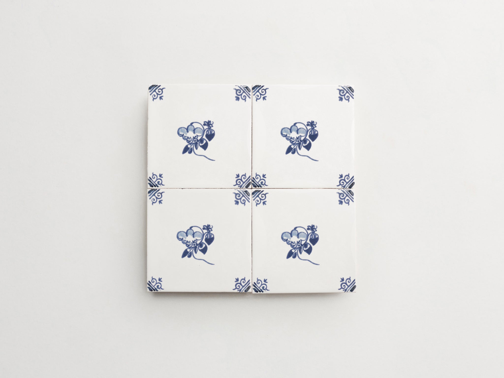 17th century: maiolica de delft | piccola fiorella with traliccia corner deco | pattern five ~ 4"x4"x0.375"