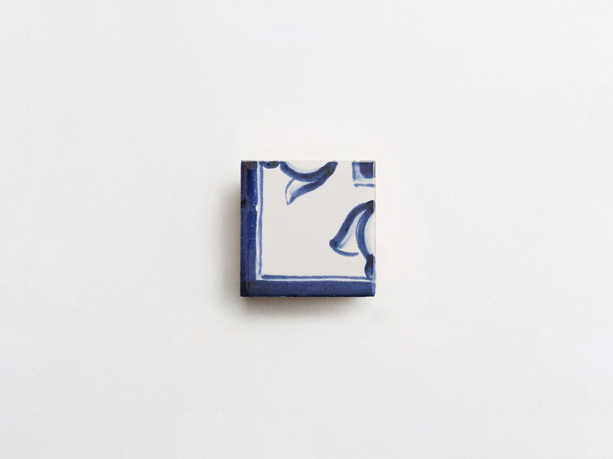 17th century: maiolica de delft | mezza border angle | cavalletta ~ 2"x2"x0.375"