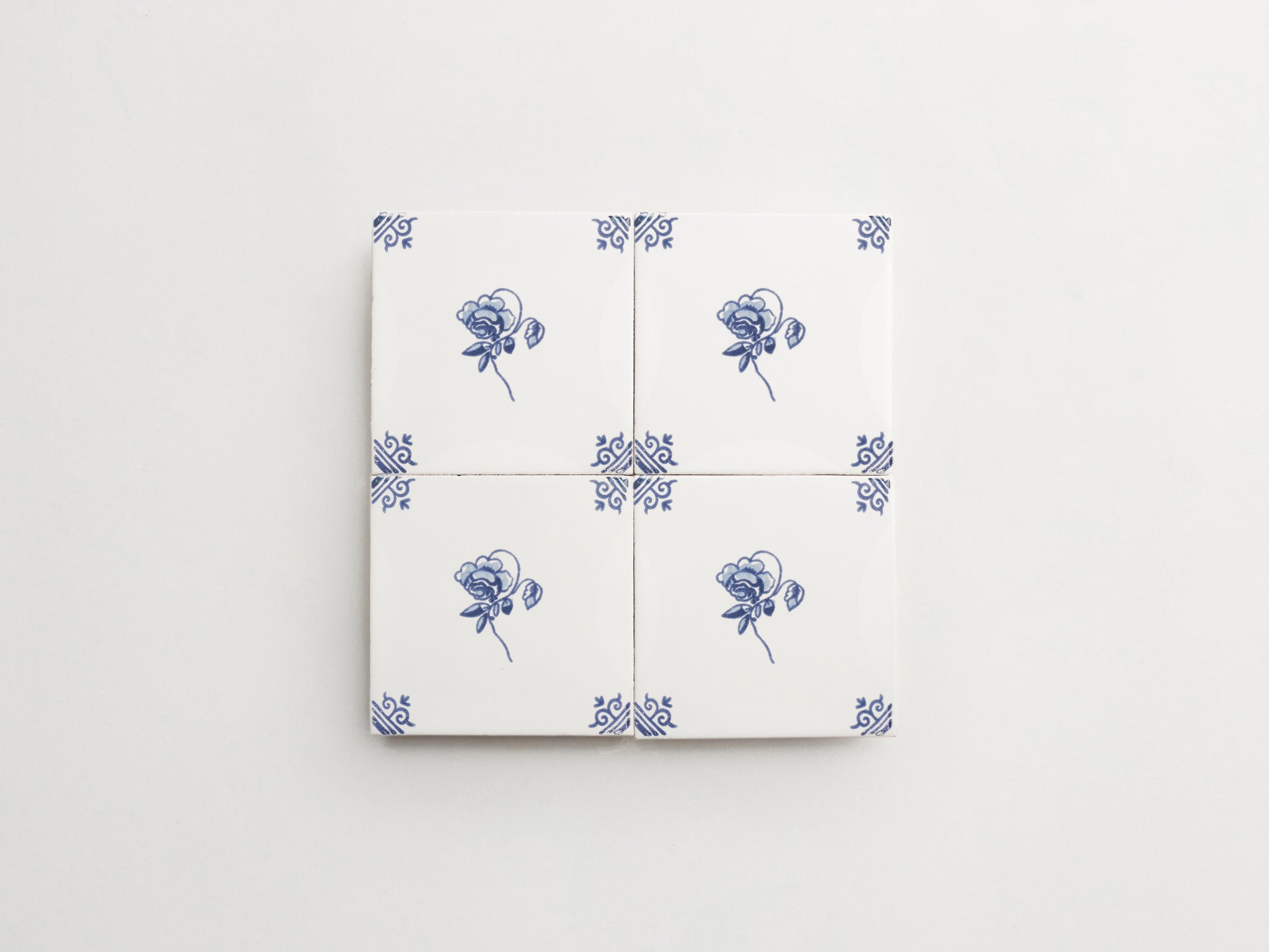 17th century: maiolica de delft | piccola fiorella with traliccia corner deco | pattern four ~ 4"x4"x0.375"