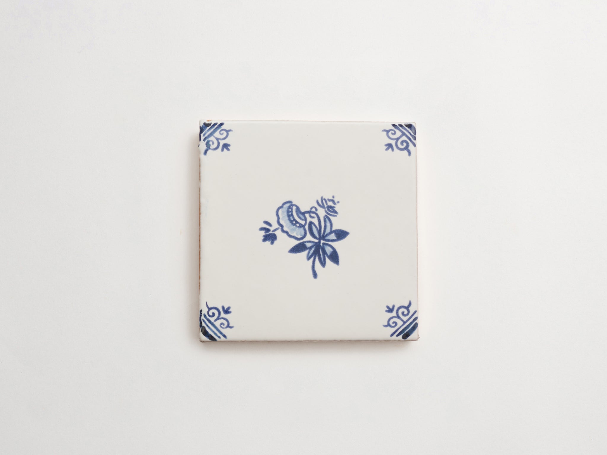 17th century: maiolica de delft | piccola fiorella with traliccia corner deco | pattern two ~ 4"x4"x0.375"