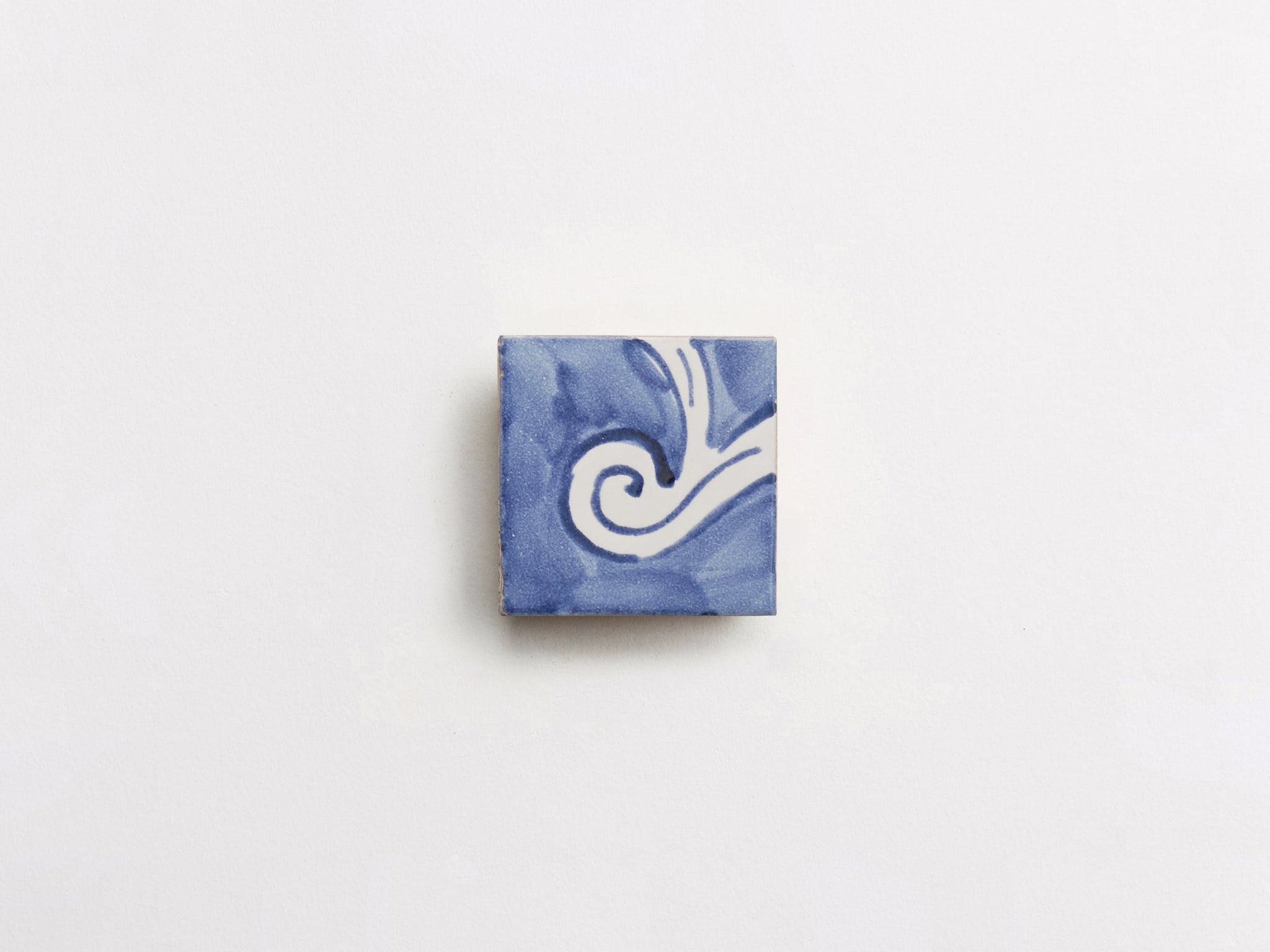 17th century: maiolica de delft | piccola border angle | onda ~ 2"x2"x0.375"